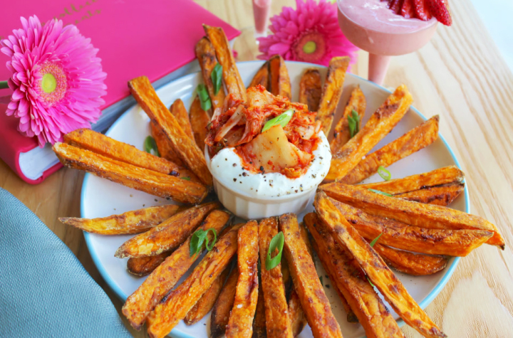 Papas fritas crujientes con salsa